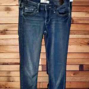 Hollister Junior’s Dark Wash skinny jeans. Waist 26, length 31.